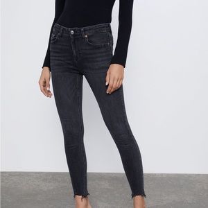 Zara “the skinny” in pearl black size 4